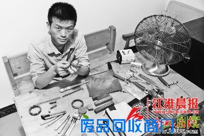 三生辞职后租下了一座庭院，专心做他的木质手工作品。