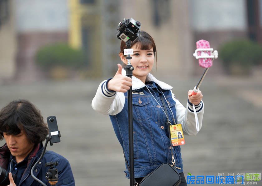 出镜的美女记者