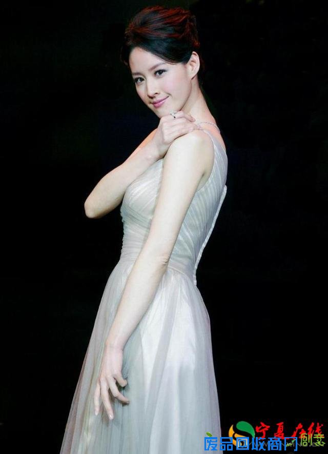 以模特身份出道娱乐圈,拥有清纯脱俗气质被誉为新一代的大众情人