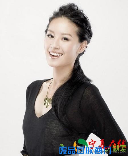 以模特身份出道娱乐圈,拥有清纯脱俗气质被誉为新一代的大众情人