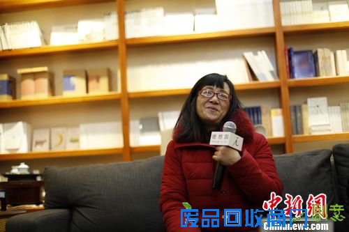 资料图：2015年1月，被冠以“脑瘫诗人”称号的余秀华因其作品走红。