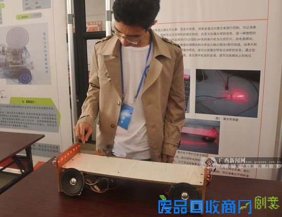 大学生弹奏激光电子琴。广西新闻网记者