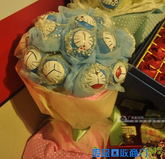 手工制作的乒乓球机器猫花束。广西新闻网记者