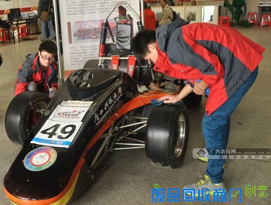 广西科技大学带来的大学生方程式燃油赛车。广西新闻网记者