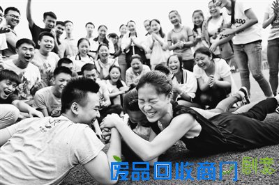 集体游戏轻松迎高考