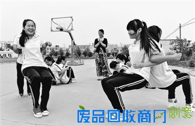 集体游戏轻松迎高考