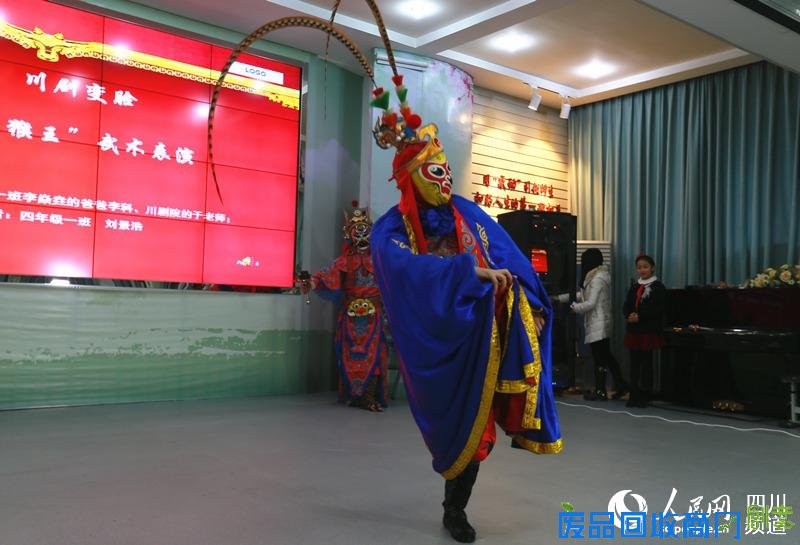 川剧变脸与“美猴王”武术表演结合,赢得师生们掌声一片。(王军 摄)