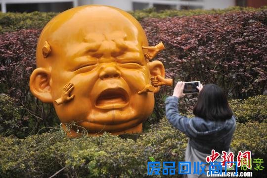 重庆校园内创意人像雕塑吸眼球