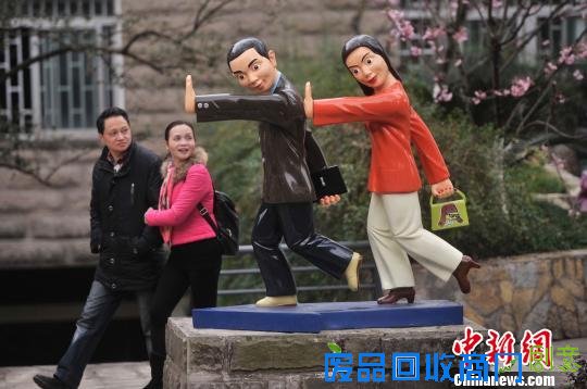 重庆校园内创意人像雕塑吸眼球