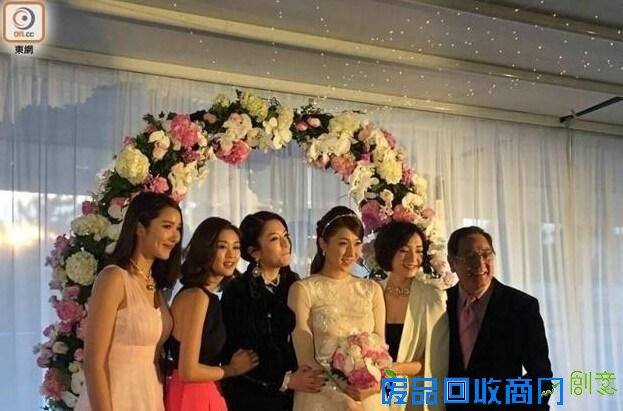 钟嘉欣西式婚纱照美若仙子 满脸笑容幸福洋溢网友直呼美翻