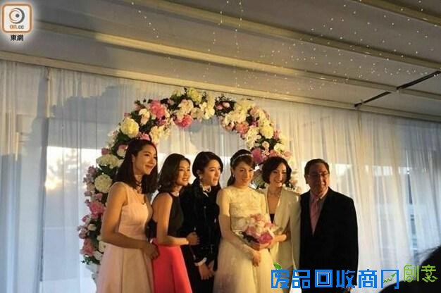 钟嘉欣西式婚纱照美若仙子 满脸笑容幸福洋溢网友直呼美翻