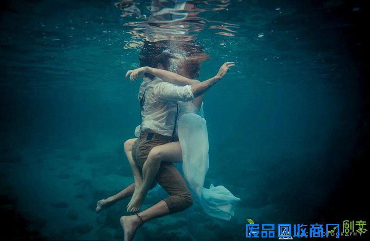 新婚夫妇拍唯美水下婚纱照 秀恩爱不分海陆空