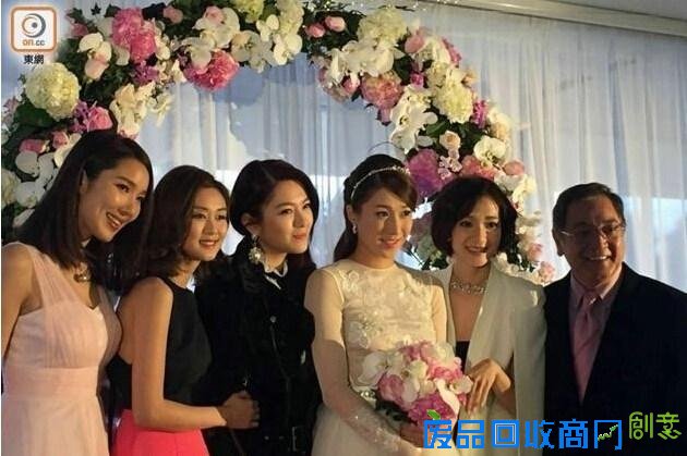 钟嘉欣西式婚纱照美若仙子 满脸笑容幸福洋溢网友直呼美翻