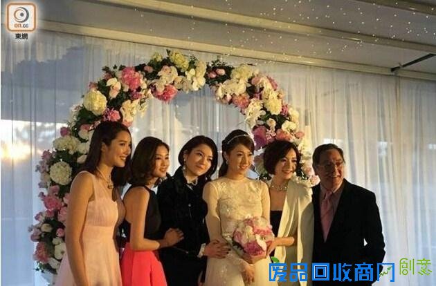 钟嘉欣西式婚纱照美若仙子 满脸笑容幸福洋溢网友直呼美翻