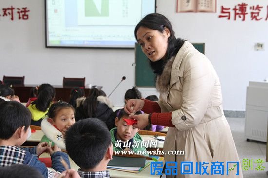 (图)徽州剪纸艺术传承人吴笑梅莅临宏村学校开展送教活动