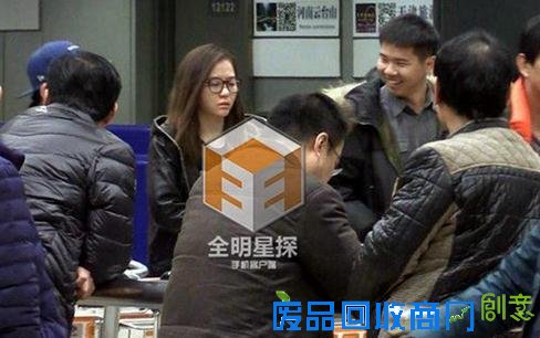 张靓颖生病了？与未婚夫回京手捂肚子精神萎靡