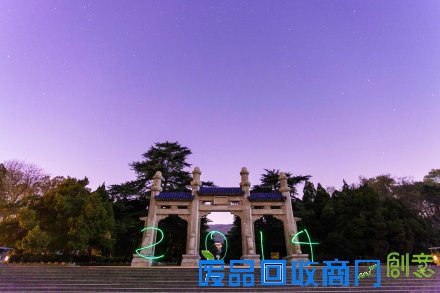 超美！网友南京中山陵拍摄流星照片