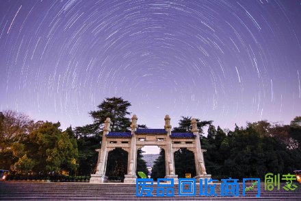 超美！网友南京中山陵拍摄流星照片