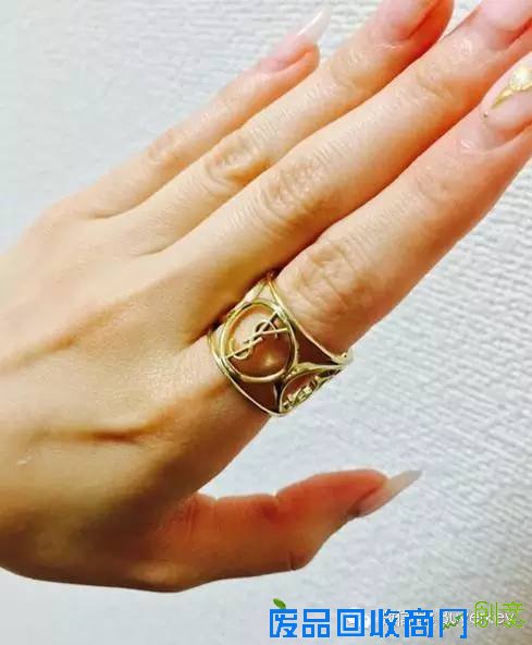 YSL唇膏用完了千万别扔：1秒钟变身华丽首饰！