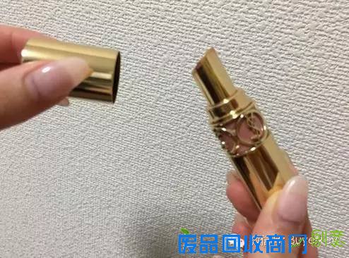 YSL唇膏用完了千万别扔：1秒钟变身华丽首饰！
