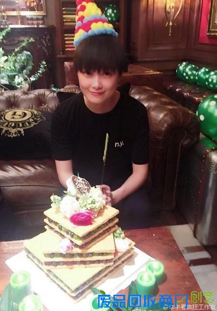 李宇春庆32岁生日 抱玩偶表情萌萌哒人民快报网