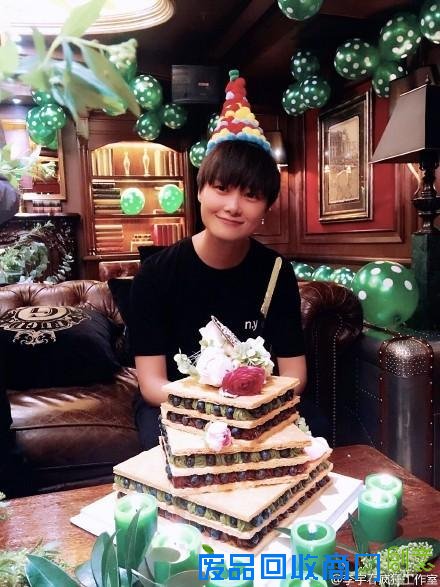 李宇春庆32岁生日 抱玩偶表情萌萌哒人民快报网