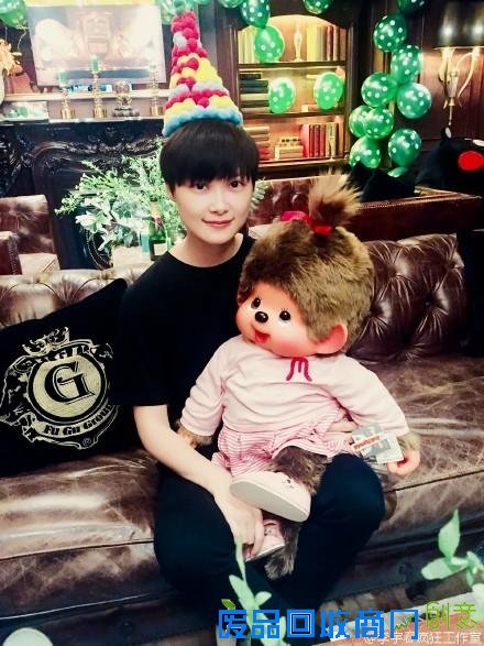 李宇春庆32岁生日 抱玩偶表情萌萌哒人民快报网