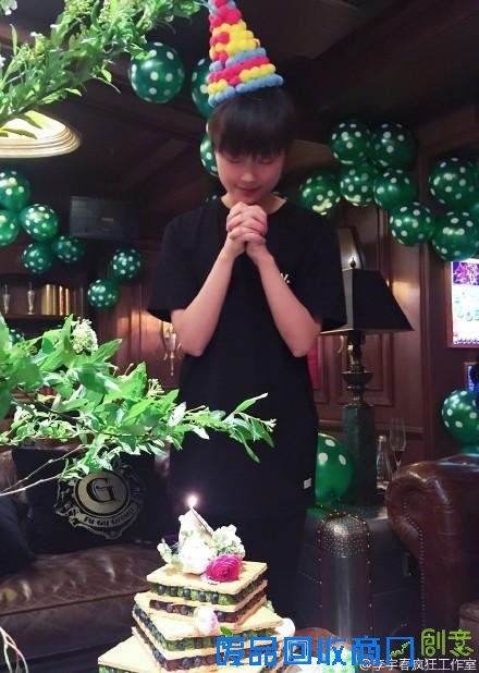 李宇春庆32岁生日 抱玩偶表情萌萌哒人民快报网