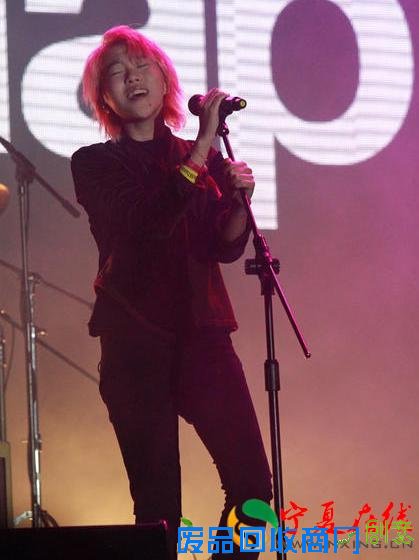 她有一个天后妈三个星爸，自带光环，阴阳合体高冷中性范胜李宇春