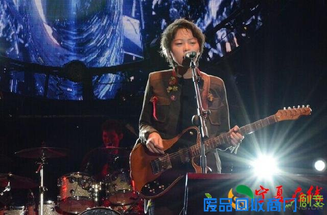 她有一个天后妈三个星爸，自带光环，阴阳合体高冷中性范胜李宇春