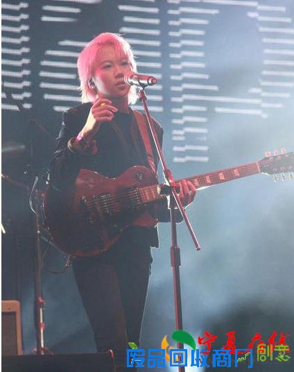 她有一个天后妈三个星爸，自带光环，阴阳合体高冷中性范胜李宇春