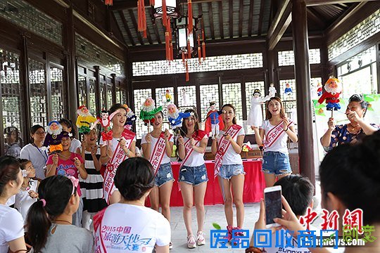 “旅游天使”携留守儿童学习扬州木偶戏。 孟德龙 摄