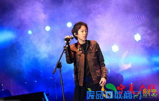 她有一个天后妈三个星爸，自带光环，阴阳合体高冷中性范胜李宇春