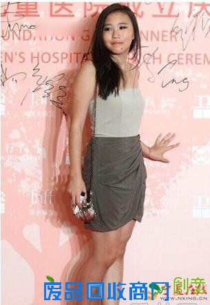 她有一个天后妈三个星爸，自带光环，阴阳合体高冷中性范胜李宇春