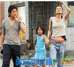 她有一个天后妈三个星爸，自带光环，阴阳合体高冷中性范胜李宇春