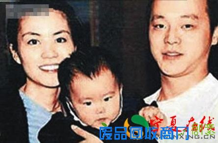 她有一个天后妈三个星爸，自带光环，阴阳合体高冷中性范胜李宇春