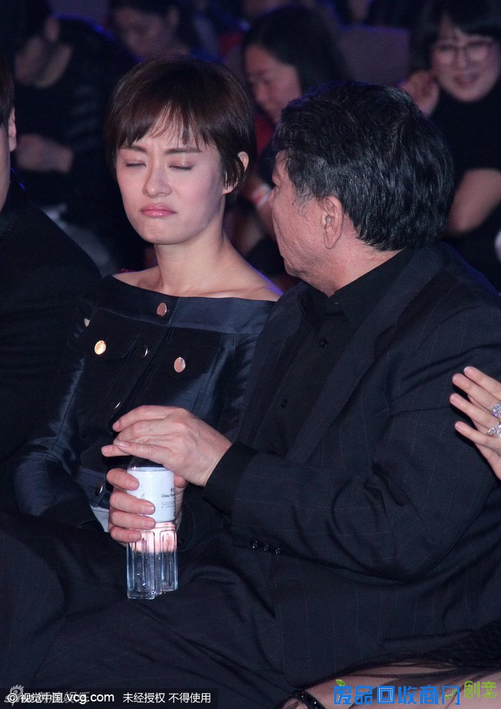 组图：孙俪与郑晓龙热聊 扁嘴表情雷人可爱