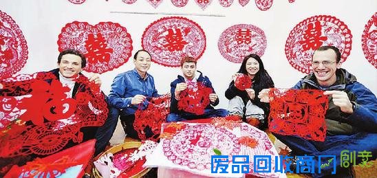 看张家口展申奥情：张建彬向外国友人讲解剪纸历史