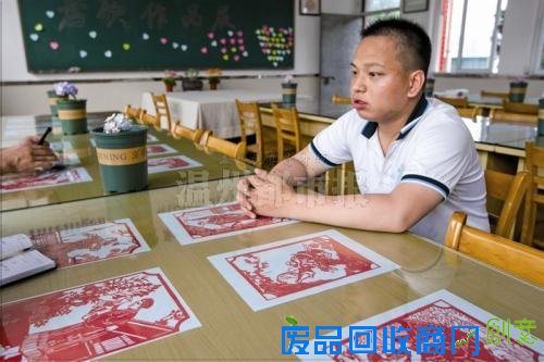 16岁剪纸少年与应试教育无缘，艺校专门为他开剪纸专业。