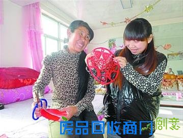 包凤荣想让自己的剪纸画上报纸