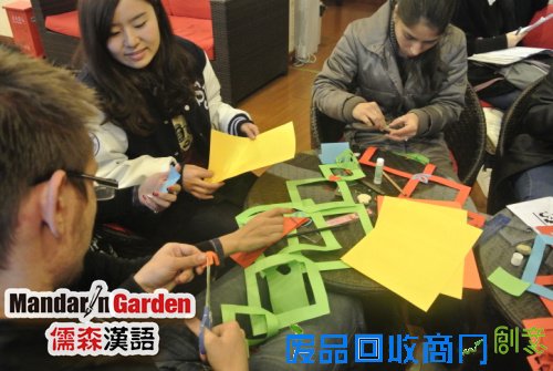 上海儒森汉语学校外国学员剪纸活动