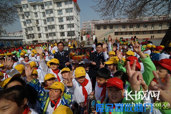 税务人员与活泼青少年 。