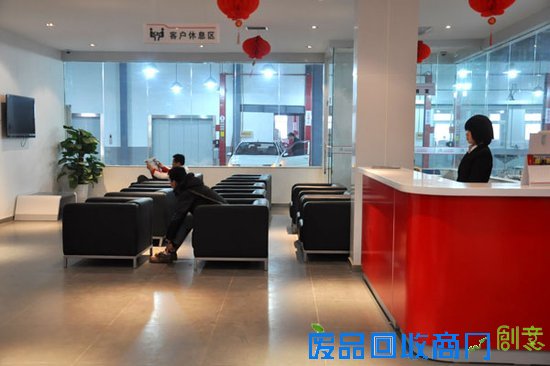 车坛囧事:车友嘴翻天 4S店试车像遛狗