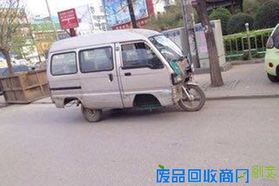 车坛囧事:车友嘴翻天 4S店试车像遛狗