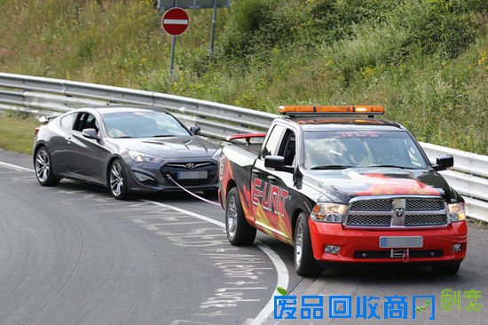 车坛囧事:车友嘴翻天 4S店试车像遛狗