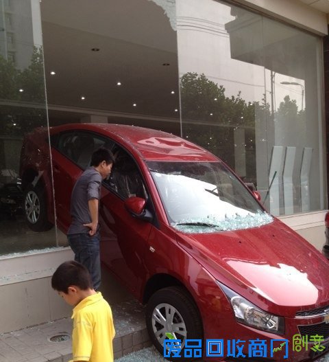 车坛囧事:车友嘴翻天 4S店试车像遛狗