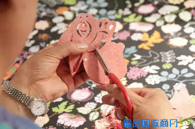 草原剪花人刘静兰剪出家族希望为春节添传统韵味