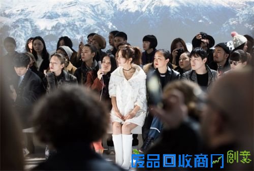 吴昕化身元气美少女 清昕气质闪耀巴黎时装周