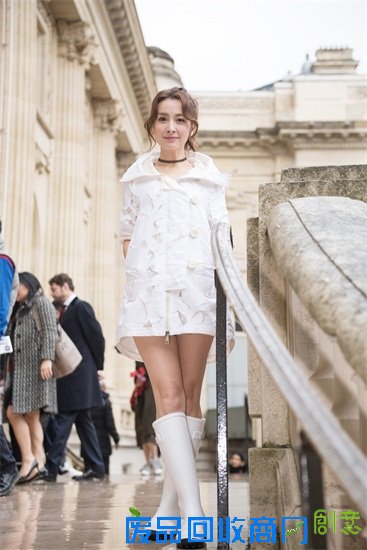 吴昕化身元气美少女 清昕气质闪耀巴黎时装周