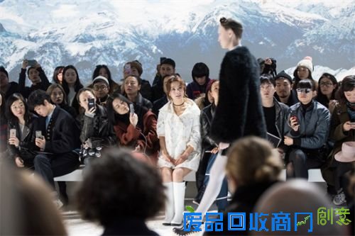 吴昕化身元气美少女 清昕气质闪耀巴黎时装周